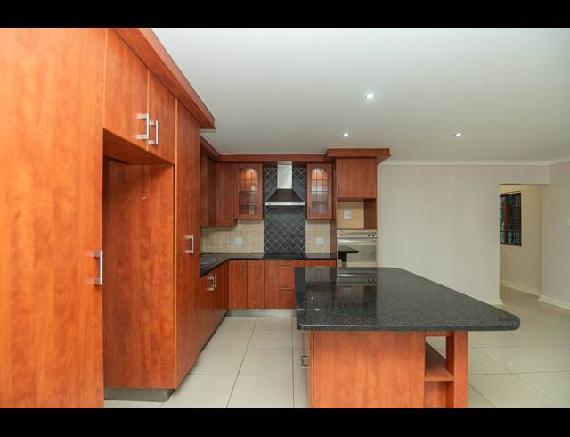 2 BEDROOM TOWNHOUSE FOR SALE IN GLENROY PARK